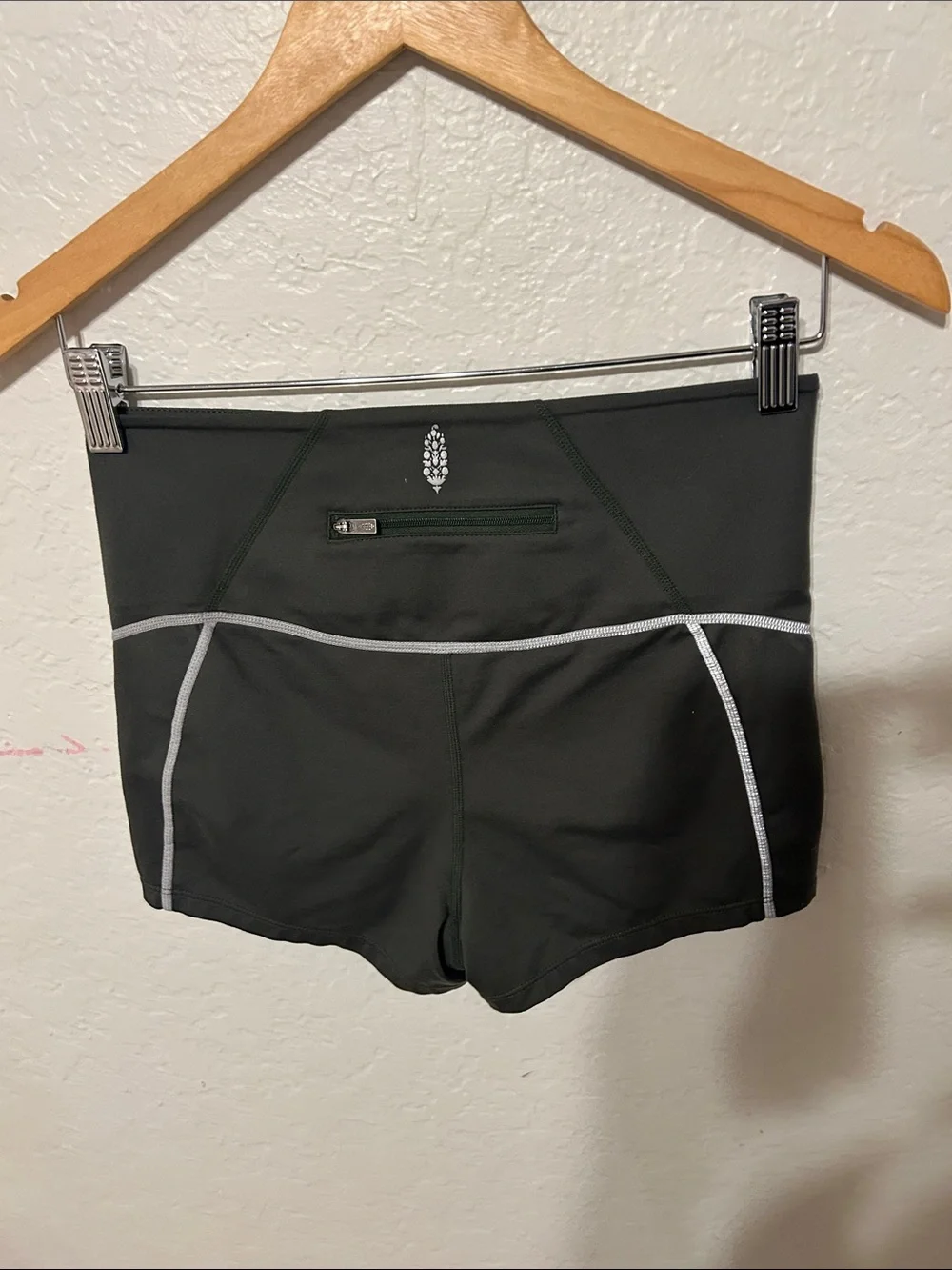 🎒Free people movement high-Rise secret moss  Performance Shorts size s-p GUC